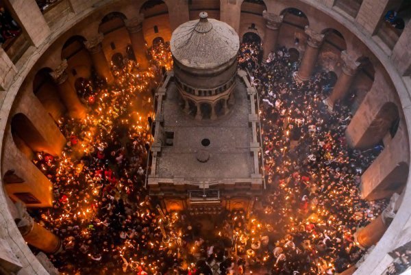 Благодатный огонь в храме Господня в Иерусалима