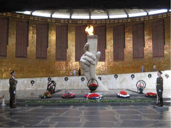 Мамаев Курган вечный огонь мемориал