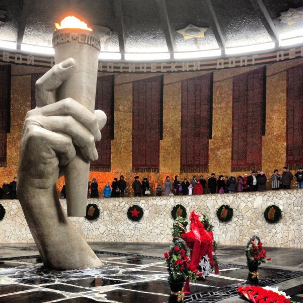 Мамаев Курган Сталинградская битва памятник с факелом