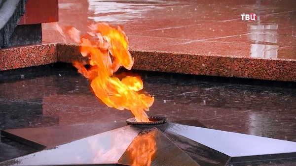 Вечный огонь на красной площади в Москве