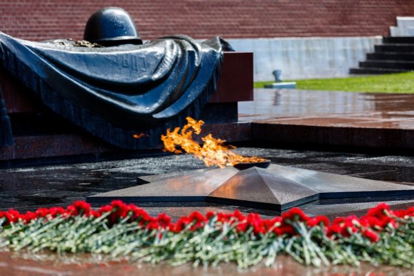 Неизвестный солдат у кремлевской стены