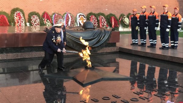 Вечный огонь на красной площади в Москве