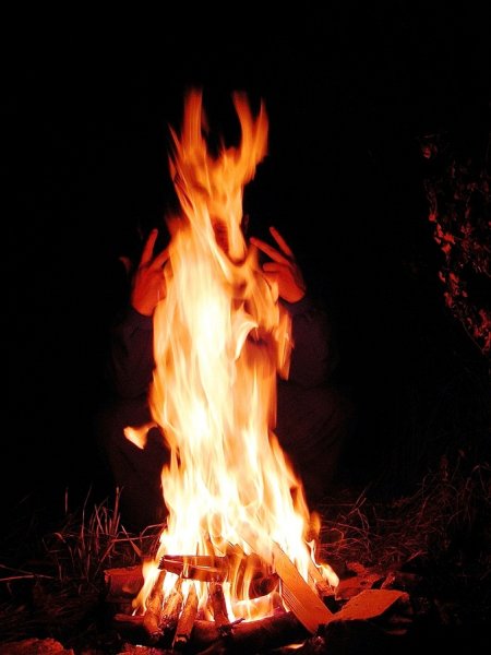 Огонь костер вблизи