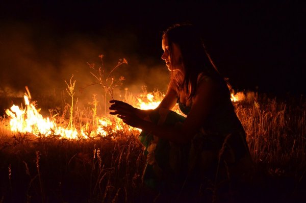 Красивая девушка у костра