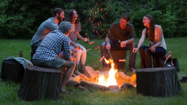 Люди у костра на даче