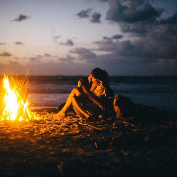 Влюбленные у костра
