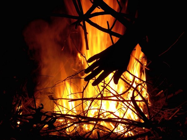 Руки у костра