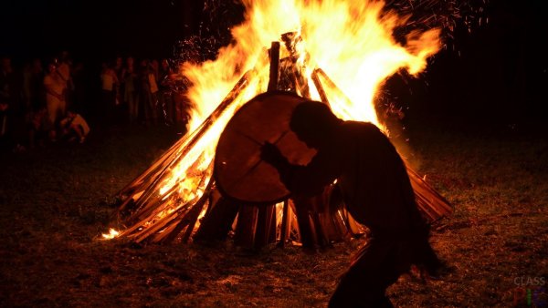 Ритуальные танцы у костра
