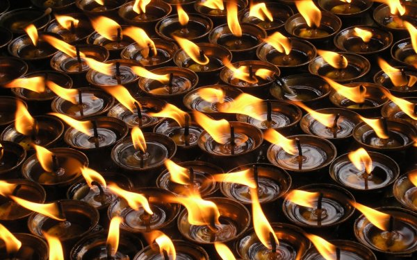 Много горящих свечей