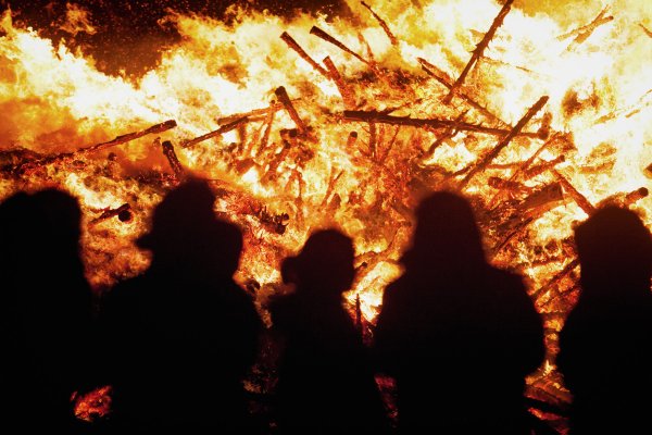 Много людей в огне