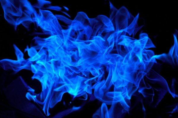Голубой огонь на черном фоне