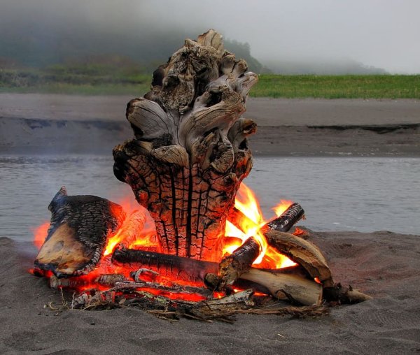 Костер на берегу реки