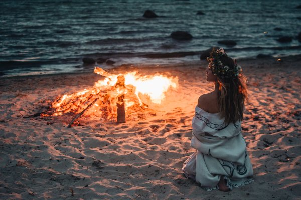 Девушка возле костра