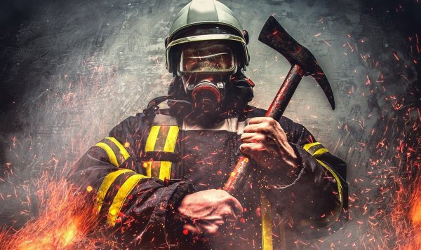 Пожарный на фоне огня