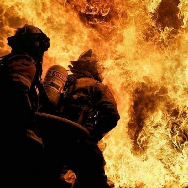 Пожарный в огне