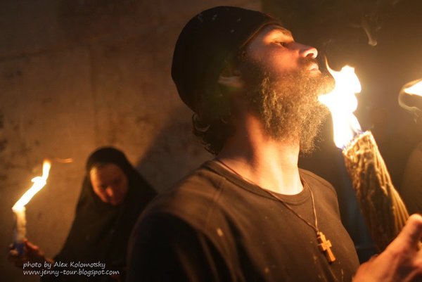 Умываются благодатным огнем