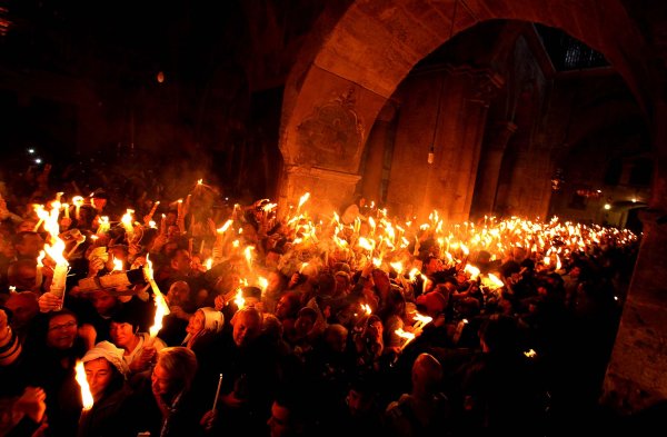 Благодатный огонь на Пасху в Иерусалиме
