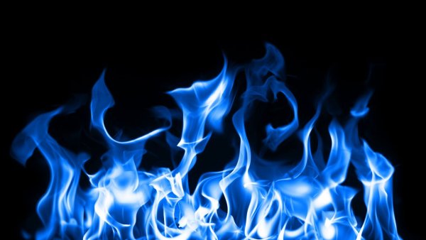 Синее пламя на черном фоне