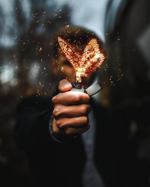 Рука с зажигалкой