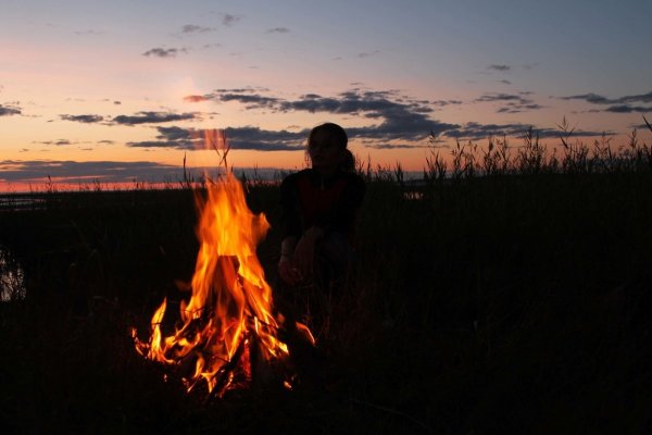 Девушка у костра ночью