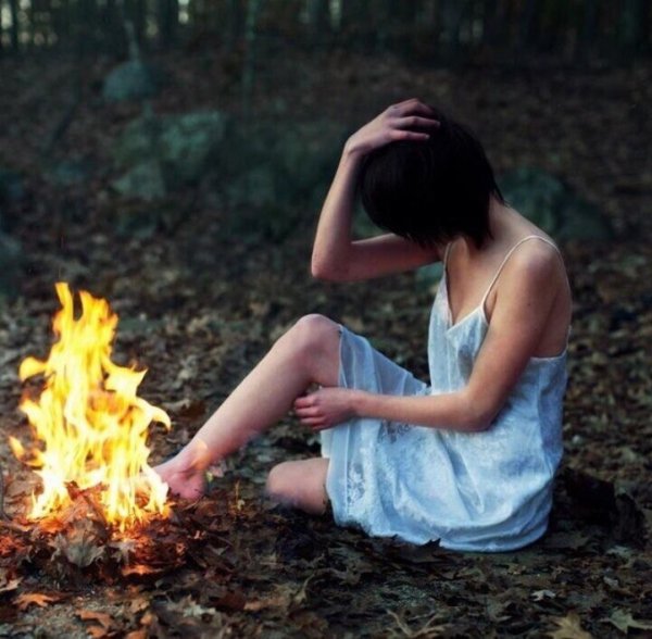 Девушка возле костра