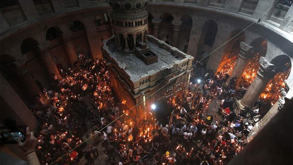 Иерусалим огонь в храме гроба Господня