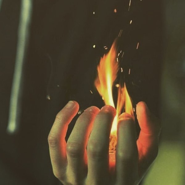 Горящая рука в огне