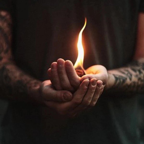 Огонек в руках