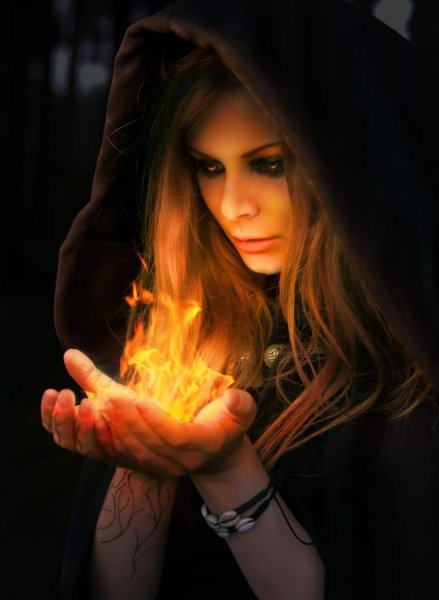 Девушка с огнем в руках