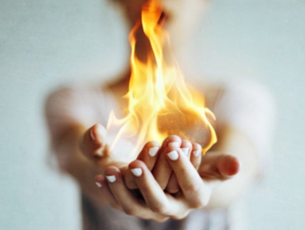 Женские руки в огне