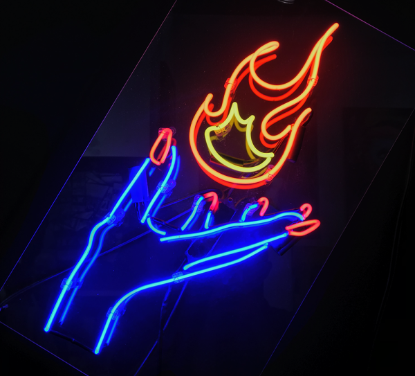 Неоновая вывеска руки