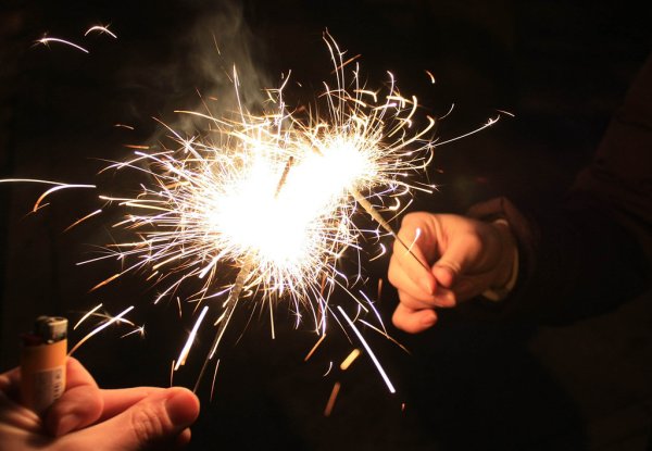 Зажженный бенгальский огонь