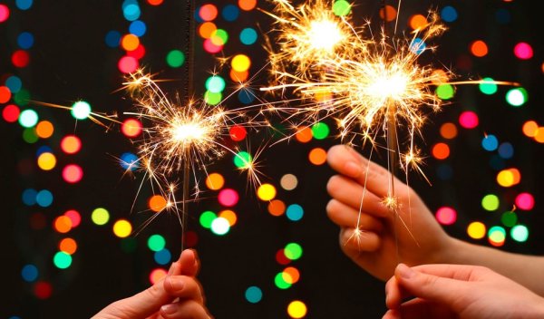 Хлопушки и бенгальские огни