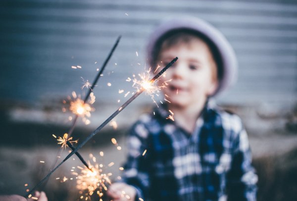 Дети с бенгальскими огнями