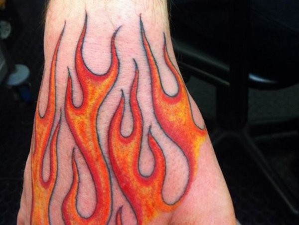 Тату огонь на кисти