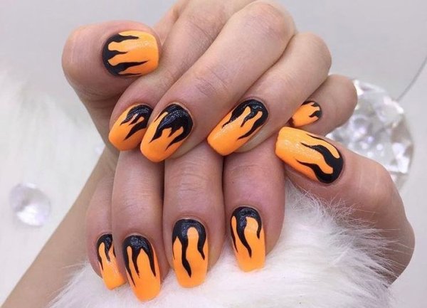 Ногти с пламенем и клеткой