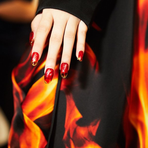 Огненный маникюр