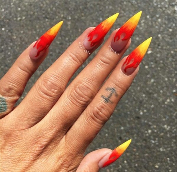 Яркие острые ногти осенние