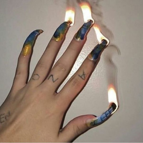 Белое пламя на ногтях