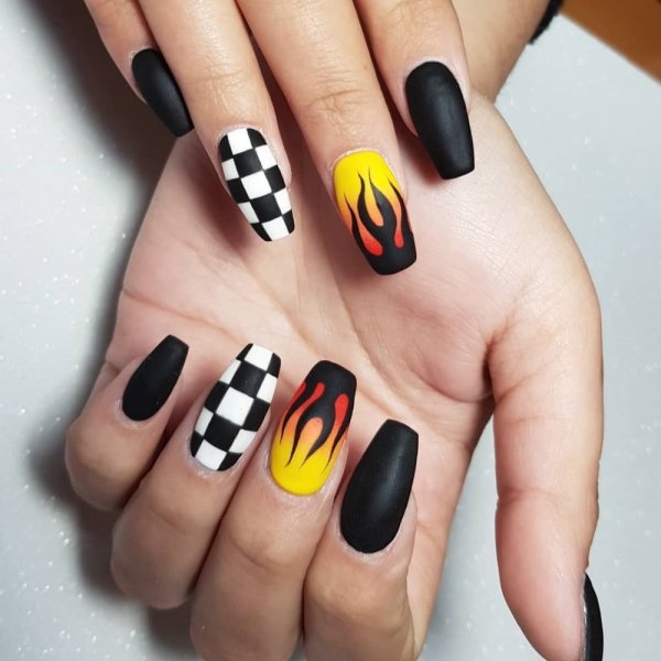 Чёрный маникюр для подростков