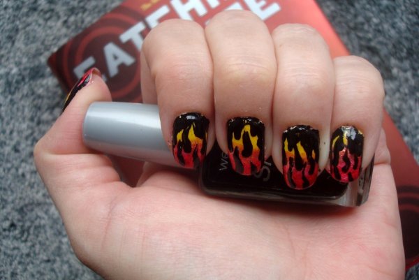 Подростковые ногти пламя