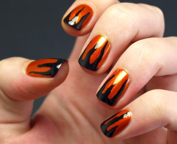 Осенний маникюр оранжевый с черным