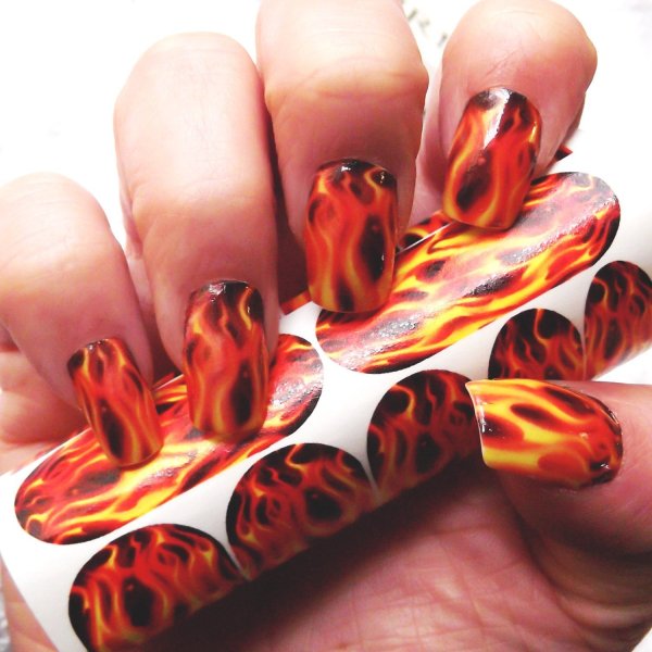 Языки пламени на ногтях