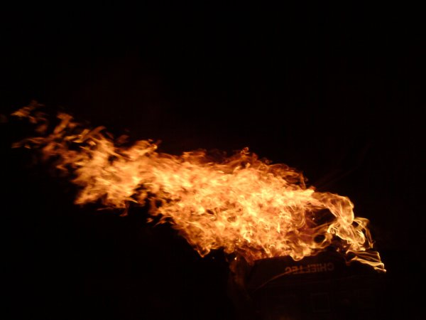 Струя огня на черном фоне
