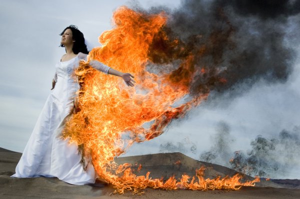 Девушка в горящем платье