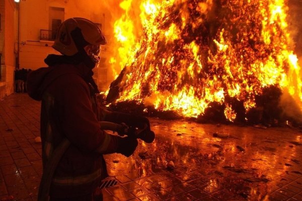 Пожарный горит