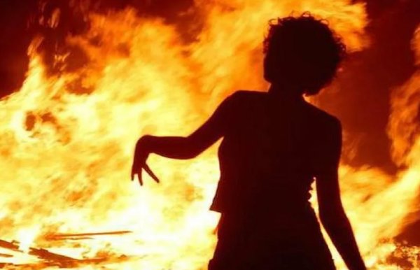 Женщина горит