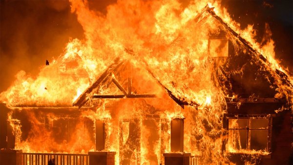 Дом горит