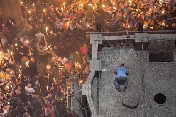 Благодатный огонь сошел в Иерусалиме