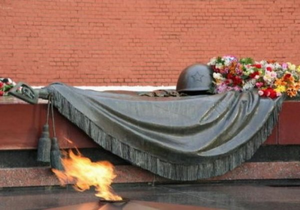 Над могилой в тихом парке